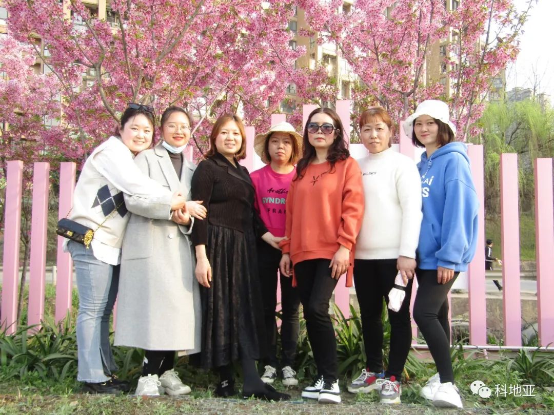 科地亚石油在“三.八妇女节”组织公司女神们春游漫花庄园